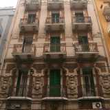 Foto 11. Ancora pi� ricco e brioso � l�edificio di fronte a quest�ultimo: di colore marrone e beige, presenta al primo piano decori floreali, con balconi a forma di trapezio sotto cui seminascosti si trovano pittoreschi mascheroni 